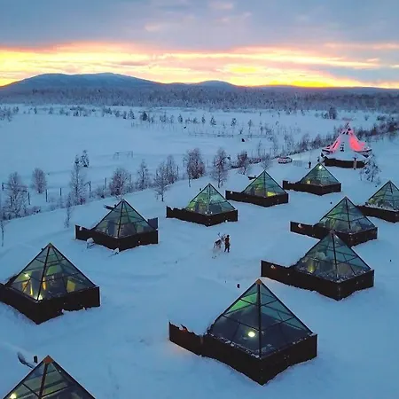 Aurora Pyramid Glass Igloos מלון