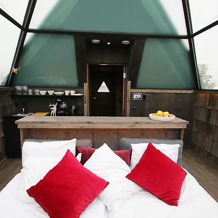 Aurora Pyramid Glass Igloos מלון