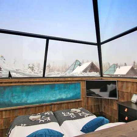 Aurora Pyramid Glass Igloos מלון