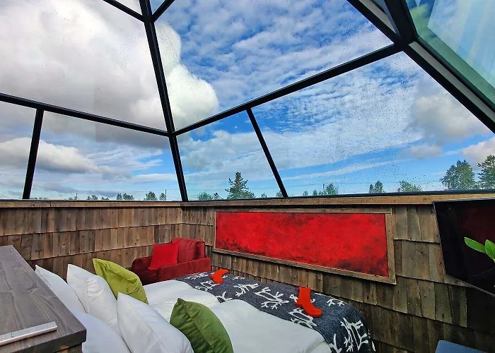 Aurora Pyramid Glass Igloos Hotel Köngäs